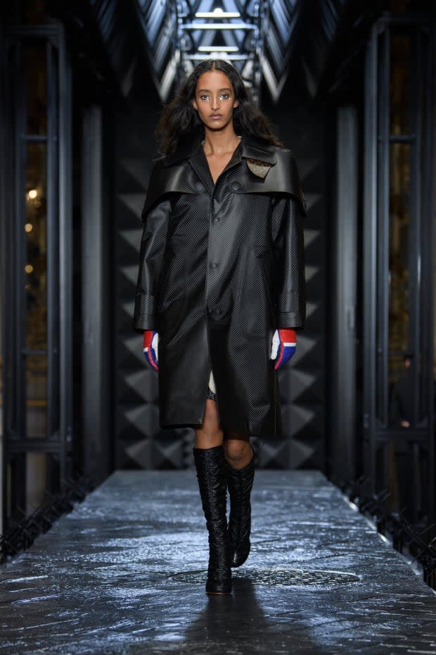 Looks Like Louis Vuitton Is Bringing Back the Y2K-Era Skinny Scarf for Fall  2023 - Fashionista