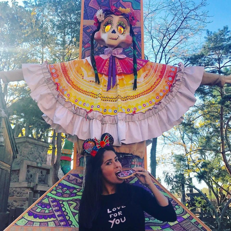 Salma Hayek quiso rendir homenaje al Día de los muertos, a la distancia. <a href="https://www.instagram.com/salmahayek/?hl=en" rel="nofollow noopener" target="_blank" data-ylk="slk:Foto: Salma Hayek/Instagram;elm:context_link;itc:0;sec:content-canvas" class="link ">Foto: Salma Hayek/Instagram</a>