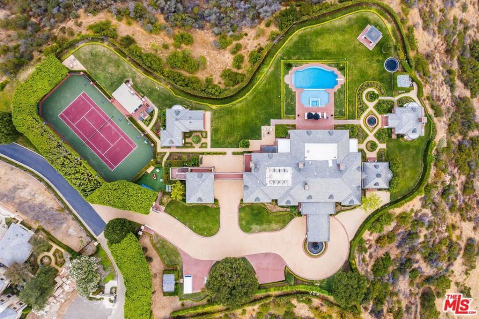 It sits on 6.6 acres in the prestigious gated Sherwood Country Club. Like any self-respecting mansion, there's obviously a pool and a tennis court.