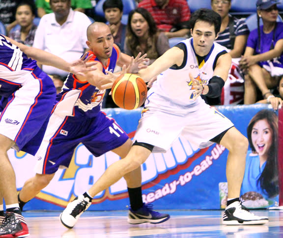 Air21's Mike Cortez and TNT's Larry Fonacier go after the ball. (PBA Images)