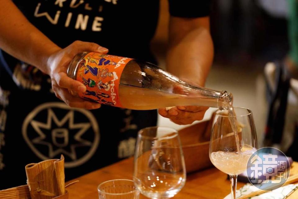 酒質澄淨的「Malikuda 都蘭牽手酒2020」，以旨香融合果味，喝來舒暢開津。（2,280元／瓶）