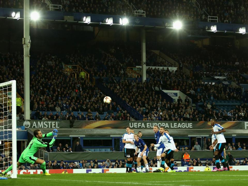 An Everton free-kick is saved by Esteves do Vale (Getty)