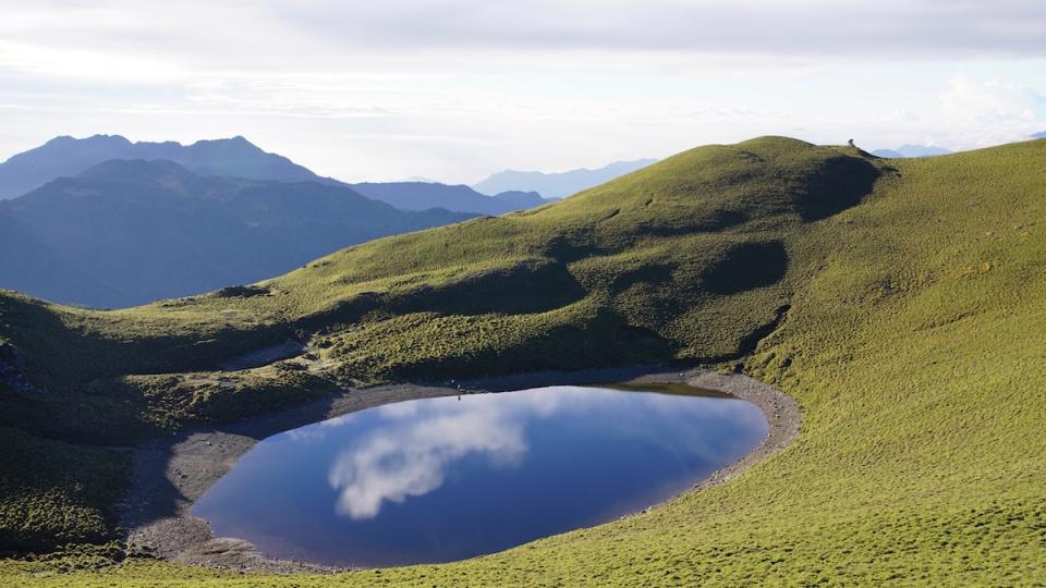 嘉明湖美景令人嚮往，即日起開放國家步道單日往返與山屋附屬營地住宿申請。   圖：翻攝自台灣山林悠遊網