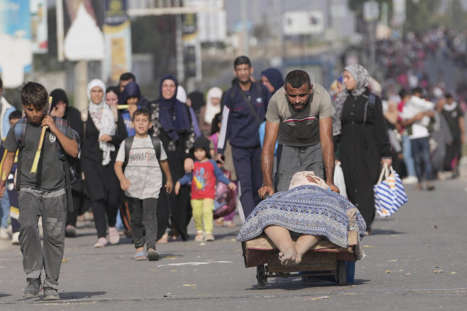 Palestinians flee to the southern Gaza Strip on Salah al-Din Street in Bureij, Gaza Strip, on Wednesday, November 8, 2023. ( AP Photo/Hatem Moussa)