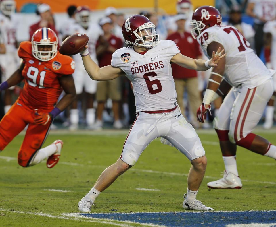 Oklahoma quarterback Baker Mayfield (6) looks to pass during the first half of the Orange Bowl NCAA college football semifinal playoff game against Clemson, Thursday, Dec. 31, 2015, in Miami Gardens, Fla. (AP Photo/Joe Skipper)