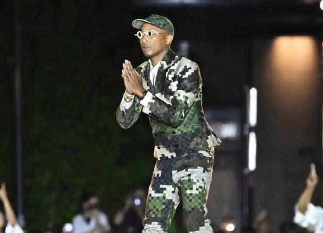 Jay Z performing at Pharrell's Louis Vuitton SS24 show in a custom