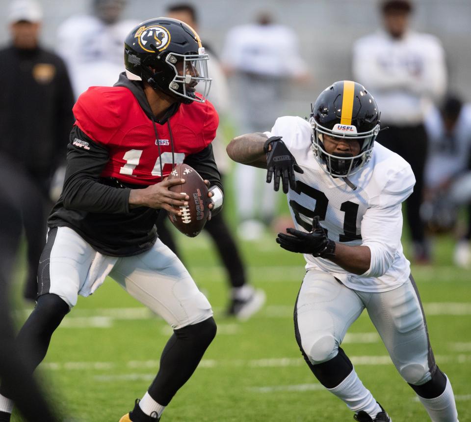 Troy Williams (left) is one of three Pittsburgh Maulers quarterbacks vying to be the team's starter for 2023.