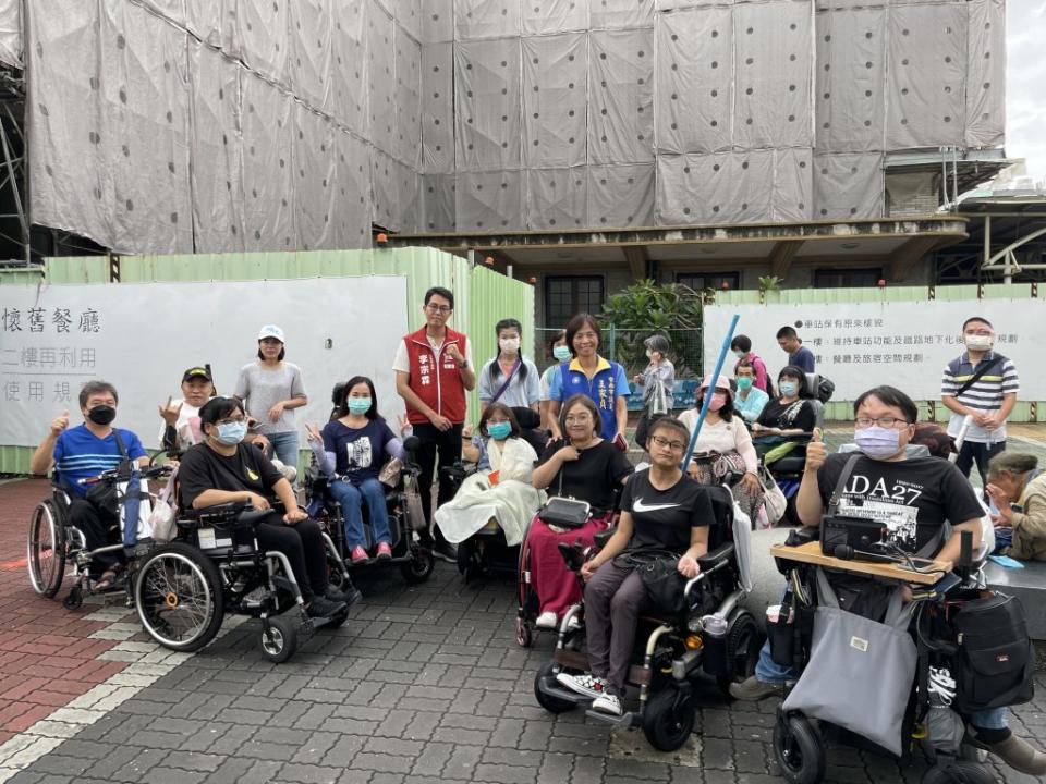為捍衛輪椅族、行人的步行安全，十多名身心障礙輪椅族十三日在台南火車站發起繞行北門路的行動。（議員李宗霖提供）