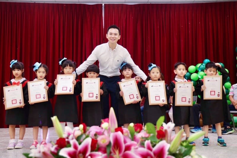 鄭朝方出席幼兒園畢典  宣布7月辦竹北大師講堂 新竹縣竹北市立幼兒園包含六家十興本園、竹仁中心 分班、聯興分班、尚義分班、東海分班等，今年共有 55名畢業生，竹北市長鄭朝方（後中）前往祝福，並 宣布7月辦理竹北大師講堂系列親職講座開始報名。 （竹北市公所提供） 中央社記者郭宣彣傳真  113年6月25日 