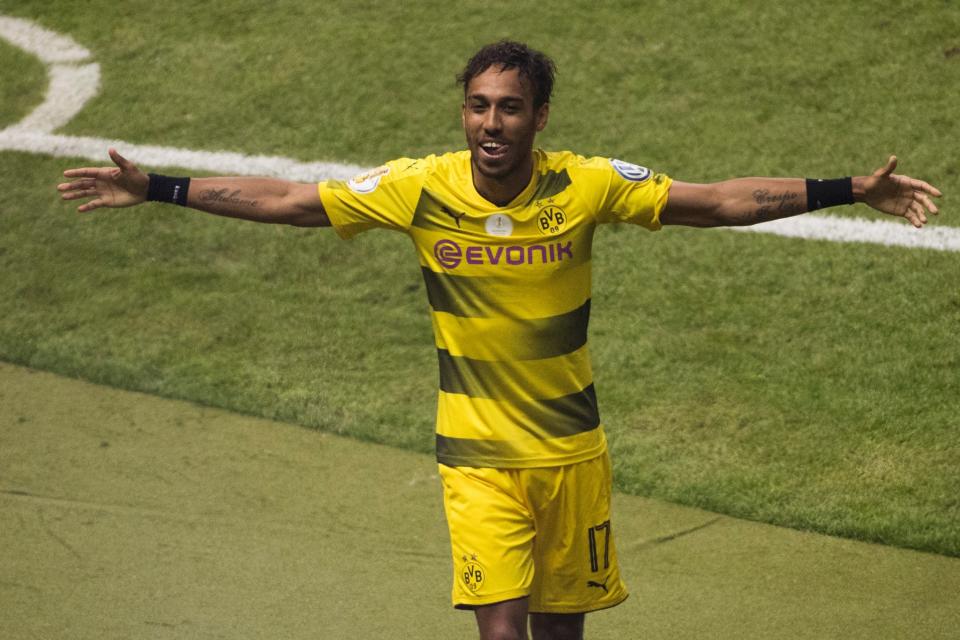 <p>Le Borussia Dortmund va très certainement perdre son buteur star, Pierre-Emeryck Aubameyang (28 ans). Selon Bild, le meilleur buteur de Bundesliga (31 buts) a accepté l’offre du Tianjin Quanjian. Le club chinois offre 30 millions d’euros de salaire annuel à l’ancien joueur de l’ASM. De son côté le BVB devrait récupérer la coquette somme de 80 millions d’euros. (photo AFP) </p>