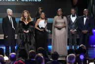 Chris Perfetti, de izquierda a derecha, Lisa Ann Walter, Janelle James, Quinta Brunson, Sheryl Lee Ralph, Tyler James Williams, y William Stanford Davis reciben el premio a mejor elenco de una serie de comedia por "Abbott Elementary" en la 29a entrega anual de los Premios del Sindicato de Actores de la Pantalla el 26 de febrero de 2023, en el hotel Fairmont Century Plaza en Los Angeles. (Foto AP/Chris Pizzello)