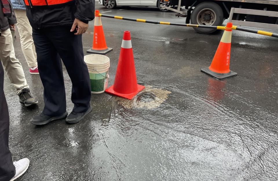 板橋湳雅夜市附近路面破裂冒水。（圖／翻攝畫面）