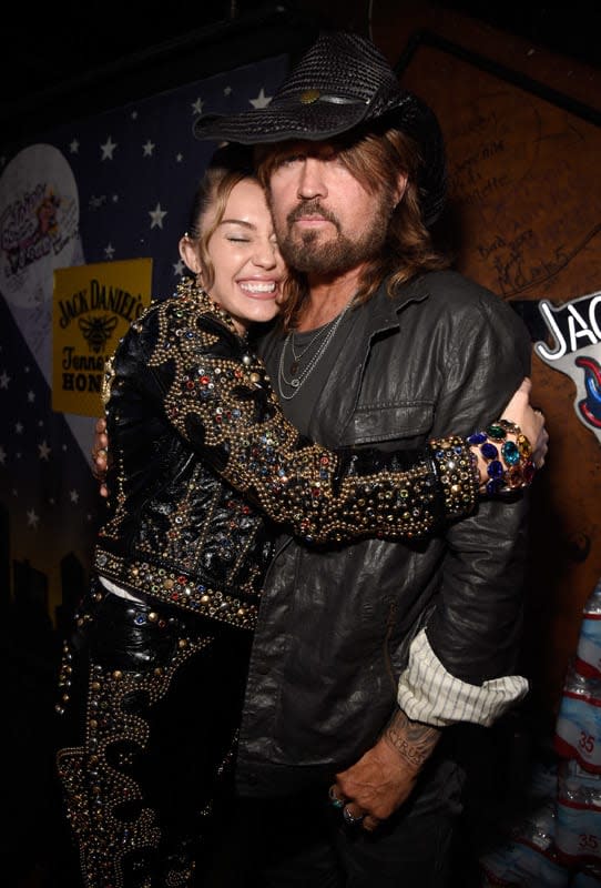 Miley Cyrus con su padre Billy Ray