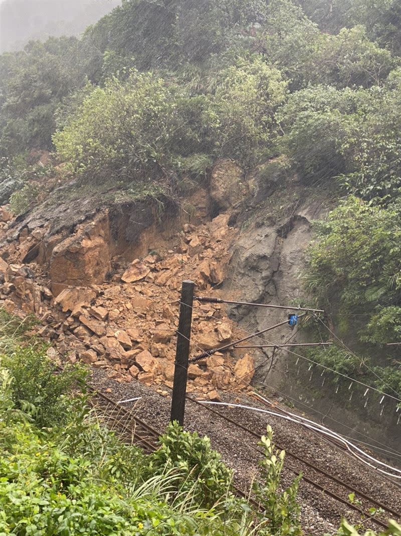 連日大雨，瑞芳-猴硐西正線邊坡大規模滑落，立刻暫停運行。（圖／翻攝畫面）