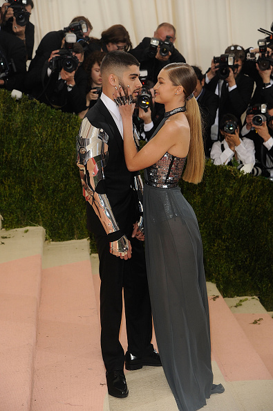 Rapidito la rubia comenzó a compartir con Zayn Malik, el ex One Direction, y dejaron claro que eran más que amigos. Ellos se demuestran muchísimo cariño en las redes, en las alfombras rojas, en sesiones de fotos para Vogue y en videos.