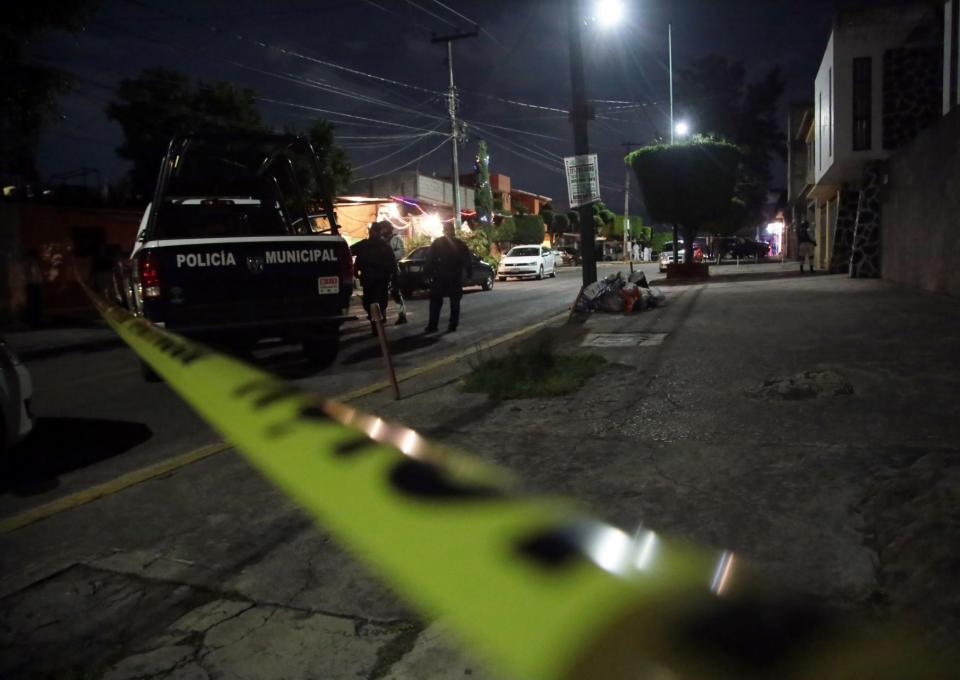 CUERNAVACA, MORELOS, 01SEPTIEMBRE2020.- La noche de este martes fueron atacados a balazos los asistentes al velorio de un joven de 16 aÃ±os, el cual muriÃ³ la tarde del lunes en el Paso ExprÃ©s, al perder el control de la motocicleta que conducÃ­a. El funeral se realizaba en una casa ubicada en la calle LÃ¡zaro CÃ¡rdenas de la colonia Antonio Barona, donde llego un grupo de hombres, los cuales dispararon decenas de proyectiles contra la gente reunida. Las autoridades confirmaron que seis jÃ³venes murieron y 16 personas resultaron heridas, entre ellas una mujer embarazada. Extraoficialmente se supo que el nÃºmero de muertos subiÃ³ a ocho. La matanza movilizo a decenas de policÃ­as estatales, Guardia Nacional y Ejercito, sin obtener resultados positivos. Presuntamente los perpetradores de la matanza huyeron al oriente de la capital, en varios vehÃ­culos que tenÃ­an pegado en las puertas un cartel de un delincuente autodenominado âEl SeÃ±orÃ³nâ. Peritos e investigadores de la FiscalÃ­a del Estado llegaron a la escena del crimen para iniciar la investigaciÃ³n del caso, recogiendo mÃ¡s de 60 cartuchos percutidos, finalmente los cadÃ¡veres fueron llevados al Servicio MÃ©dico Forense, donde serÃ¡n reclamados por sus familiares. FOTO: MARGARITO PÃREZ RETANA /CUARTOSCURO.COM