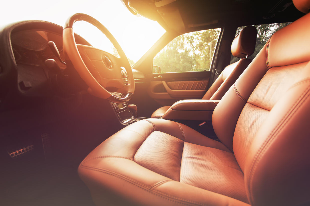 La temperatura en el auto puede ser muy alta para entrar, un parasol puede evitar que incremente el calor/Getty Images.