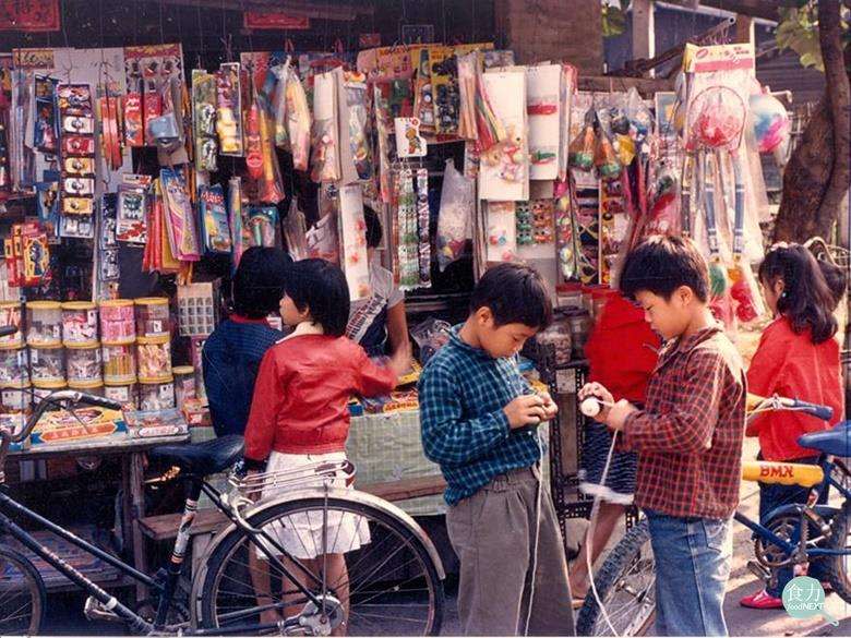 俗稱「柑仔店」的傳統雜貨店早在日治時期已經出現，以前的小孩子會在那裡購買零食，圖為80年代雲林街頭的柑仔店。（圖／張哲生提供｜食力foodNEXT）