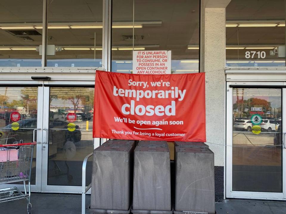 "Volveremos a abrir pronto", una pancarta roja indicando el cierre temporal de un Winn-Dixie en 8710 SW 72 St. en un centro comercial del área de Kendall ondea en la entrada principal el 20 de febrero de 2023. Pero esta tienda ha estado cerrada desde julio de 2022 debido a daños en el techo, dijo la empresa matriz Southeastern Grocers.