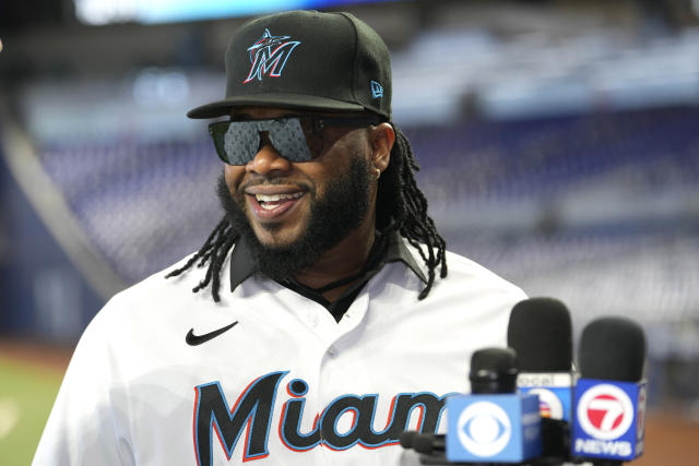 Watch: Johnny Cueto introduces himself to Marlins' fans in epic fashion