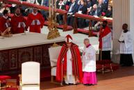 El papa Francisco asiste a la Misa del Domingo de Ramos en la Plaza de San Pedro en el Vaticano