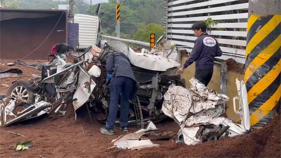 聯結車過彎疑重心不穩　自小客遭重壓　母子檔OHCA送醫搶救