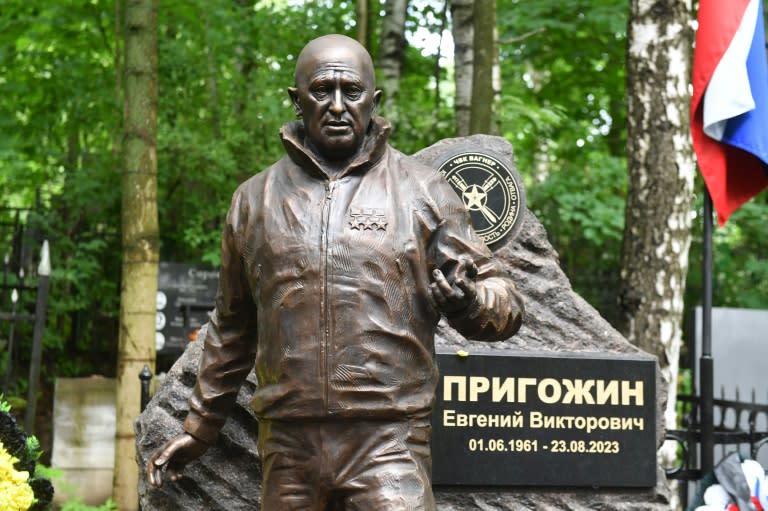Une statue représentant Evguéni Prigojine sur sa tombe au cimetière de Saint-Pétersbourg, le 20 juin 2024 en Russie (Olga MALTSEVA)