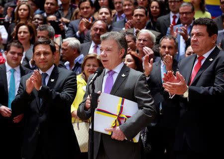 Colombia's President Juan Manuel Santos (C) declares a definitive ceasefire with FARC in Bogota, Colombia, August 25, 2016. REUTERS/John Vizcaino