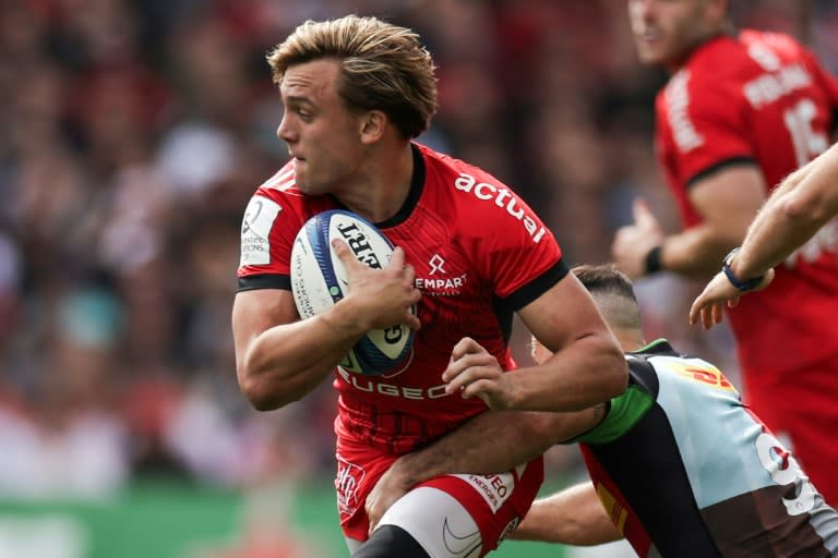 Le centre toulousain Paul Costes (à gauche) lors de la demi-finale de Champions Cup contre les Harlequins, le 5 mai au Stadium de Toulouse (Valentine CHAPUIS)