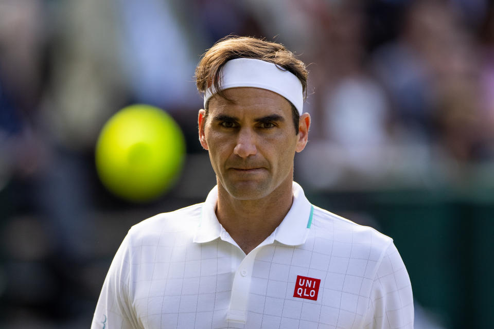 Roger Federer se muestra en acción durante los cuartos de final de individuales masculinos de Wimbledon el 7 de julio de 2021. (Simon Bruty/Anychance/Getty Images)