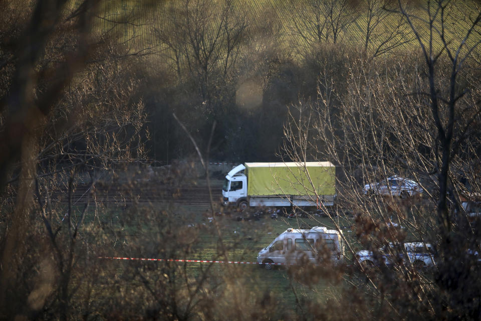 Los cuerpos de 18 migrantes luego de ser extraídos de un camión abandonado y ser depositados en el suelo en los alrededores de Lokorsko, cerca de Sofía, Bulgaria, el viernes 17 de febrero de 2023. (AP Foto)