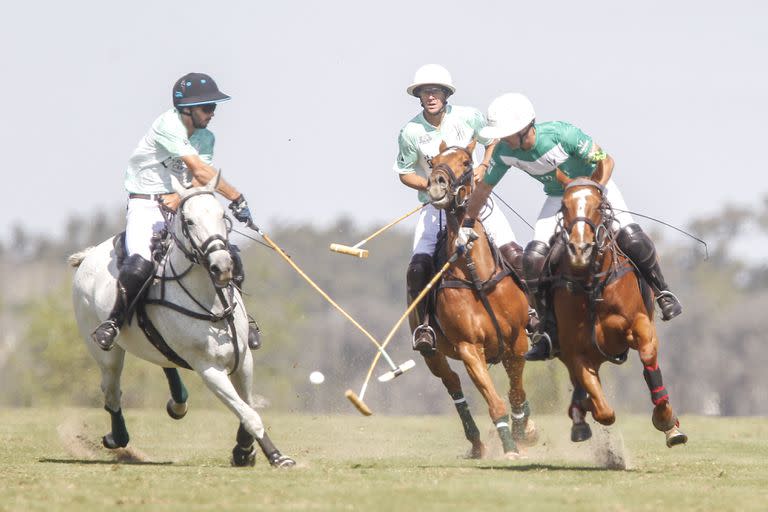 Los campos de juego del predio de Pilar de la Asociación Argentina de Polo, muy abiertos, demoran poco en evacuar la humedad tras una precipitación.