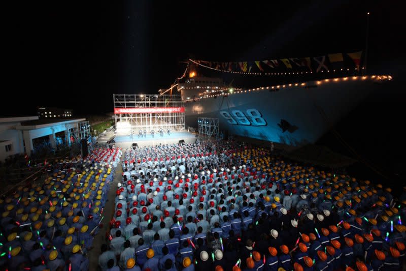 宋祖英率文工團赴南海島礁勞軍，圖中軍艦為崑崙山號船塢艦。