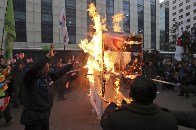 南韓總統朴槿惠深陷「親信門」醜聞風暴，民眾不斷上街抗議（AP）