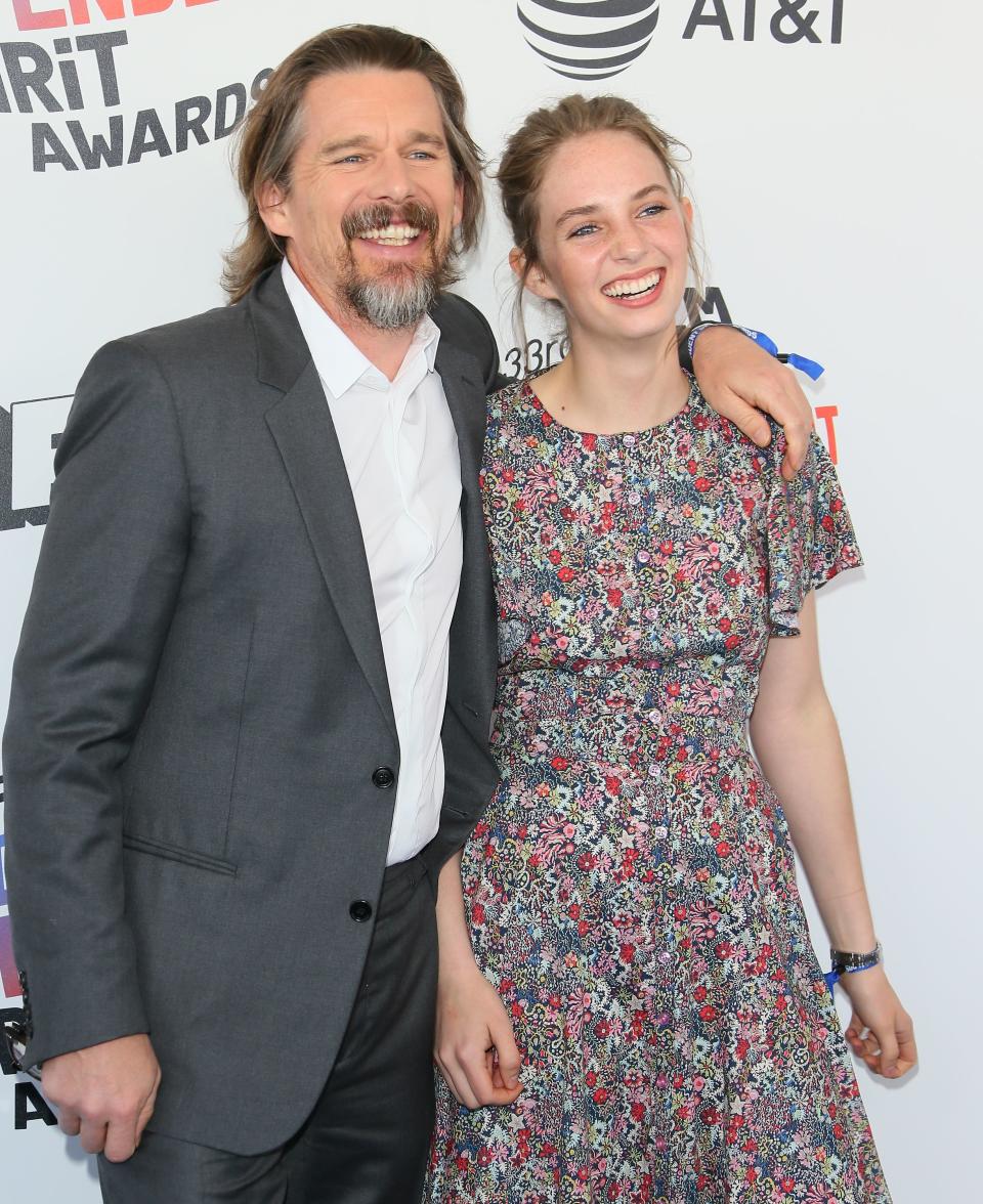 Zu ihrem prominenten Vater Ethan Hawke hat Maya eine gute Beziehung. (Getty Images)