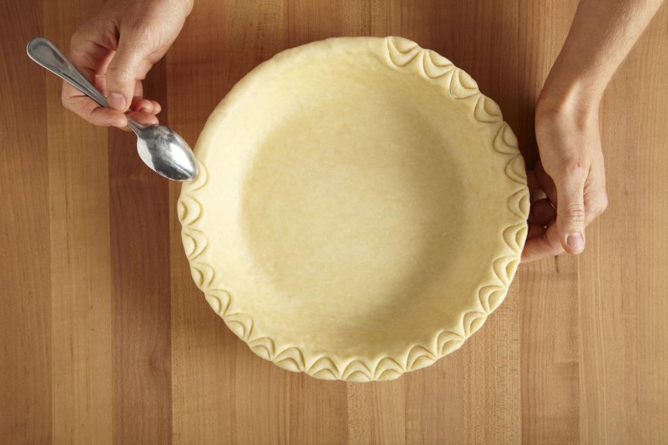 2) How to Create a Scalloped Edge on Pie Crust: