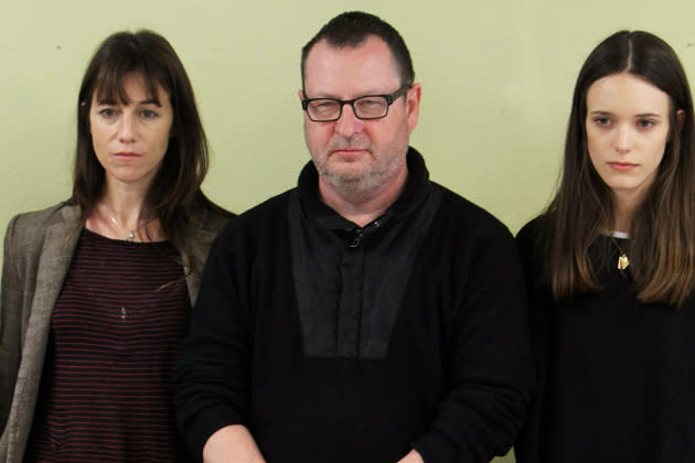 Lars von Trier zusammen mit Charlotte Gainsbourg und Stacy Martin (Bild: Getty Images)