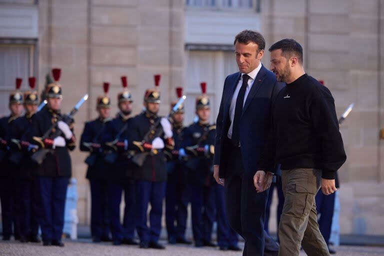 El presidente de Francia, Emmanuel Macron, y su homólogo ucraniano, Volodimir Zelensky.  