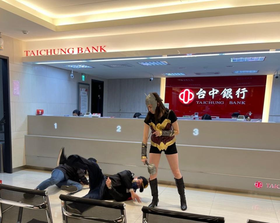 警一分局與台中商業銀行台南分行合作舉行防搶演練，由警員分扮「蜘蛛人」及「女雷神」。（民眾提供）
