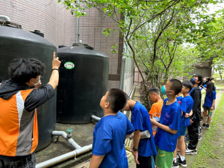大葉大學學生導覽小學生認識水資源再利用系統。(翻攝大葉大學官網)