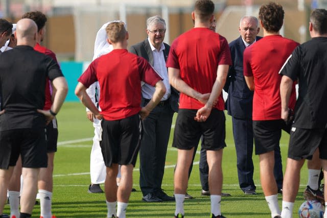 First Minister Mark Drakeford speaks to Welsh players 