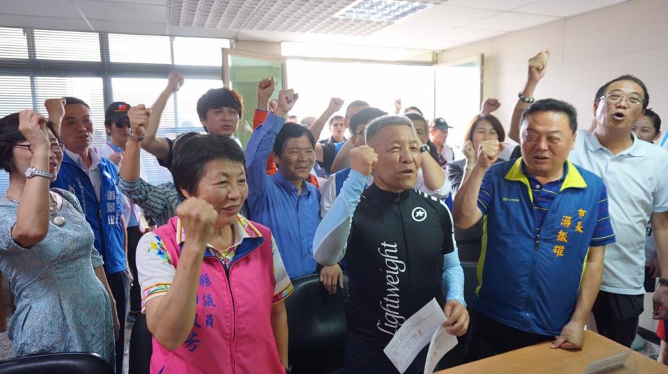 蕭景田在地方人士陪同下辦妥登記，展現實力。   圖：蕭景田競選總部/提供