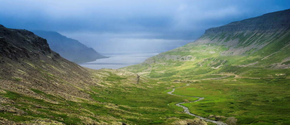 À moins de 300 kilomètres du Groenland, les fjords de l’ouest sont l’une des zones les plus poissonneuses du pays, mais aussi l'une des plus reculées. La plupart des touristes renoncent à y venir en voiture. Y parvenir par la mer est donc un privilège.  - Credit:hemis.fr / Jon Arnold Images/ hemis.fr