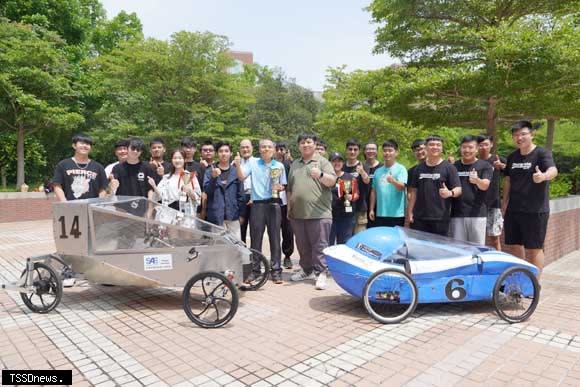 大葉大學機械系在全國大專校院環保節能車大賽抱回三個獎盃。（記者方一成攝）