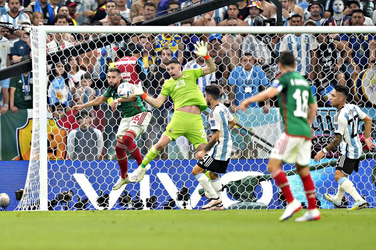 Damián Emiliano Martínez ataja una pelota en el final del primer tiempo frente a México