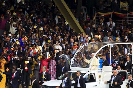 Pope Francis arrives at the Catholic martyrs' shrine in Namugongo to lead a mass near the Ugandan capital of Kampala, November 28, 2015. REUTERS/James Akena