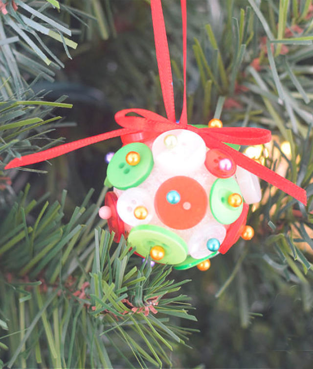 31 Christmas Crafts for Toddlers That They Can Actually Do