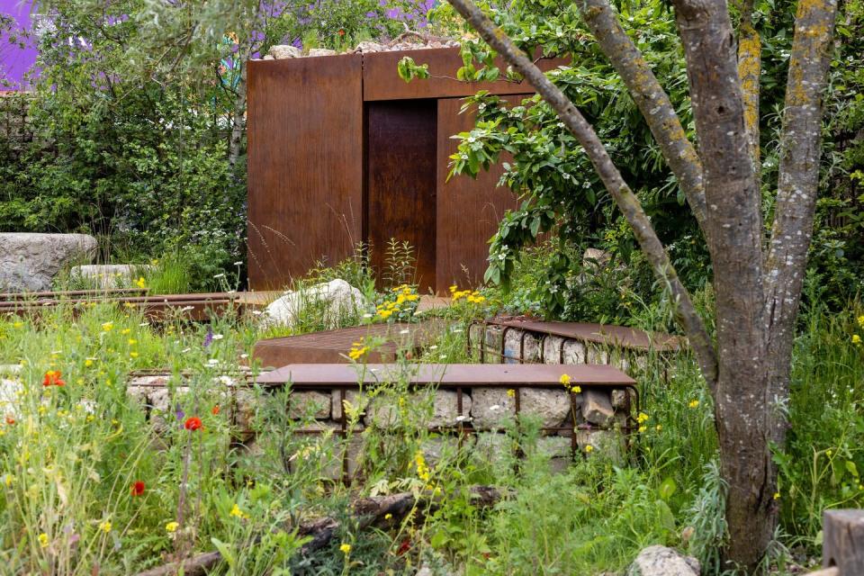 centre for mental health’s the balance garden designed by wild city studio designers jon davies and steve williams sponsored by centre for mental health and project giving back show garden rhs chelsea flower show 2023 stand no 330