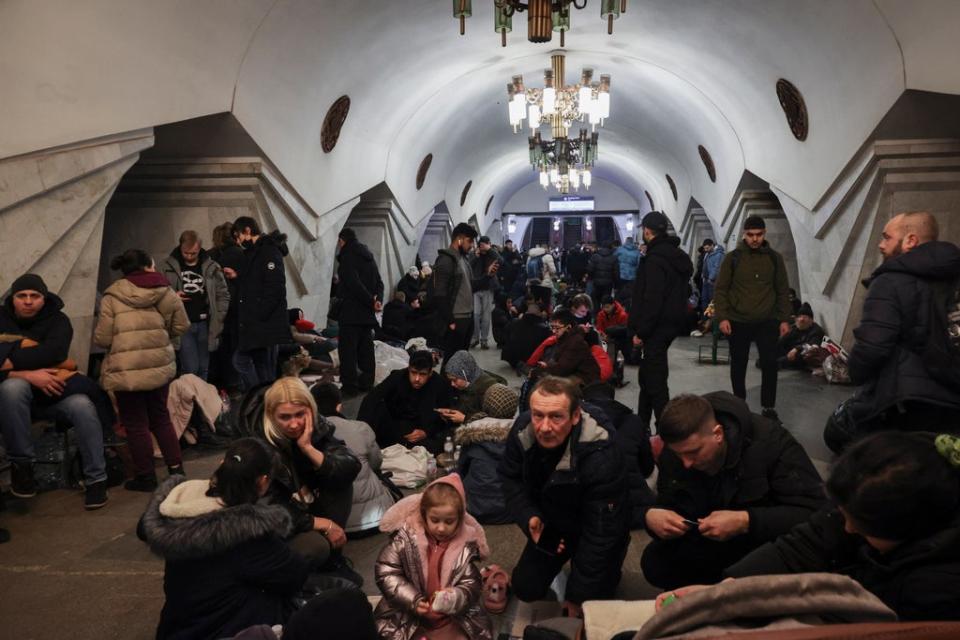 Ucranianos se refugian en la estación Pushkinskaya del subterráneo en Kharkiv (EPA)