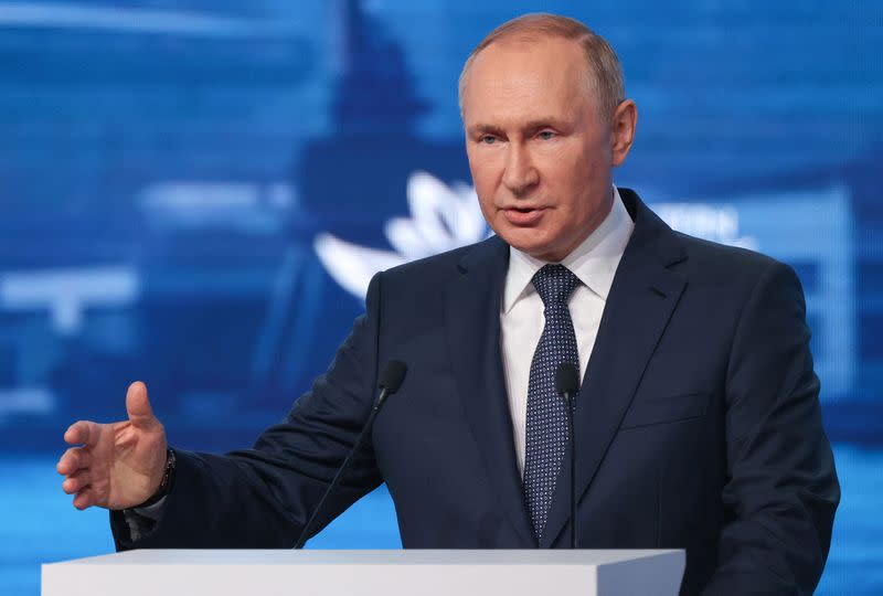 El presidente ruso, Vladimir Putin, pronuncia un discurso en la sesión plenaria del Foro Económico Oriental 2022 en Vladivostok, Rusia